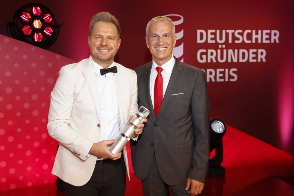 David Reger CEO NEURA Robotics und Albrecht Reimold, Vorstand Produktion & Logistik bei der Porsche AG